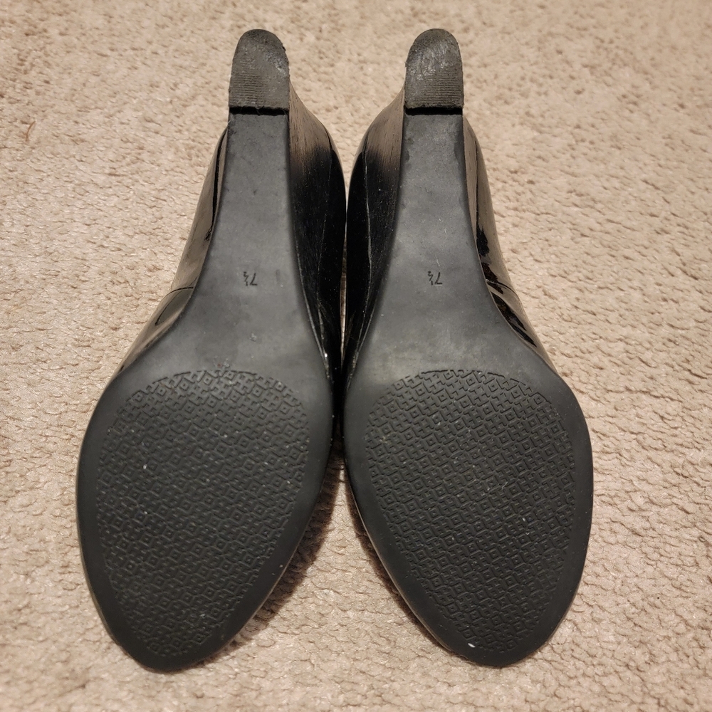Tory Burch Jade Black Patent Peep Toe Wedges Heels Size 7.5 - Picture 11 of 12